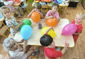 dzieci ozdabiają balony