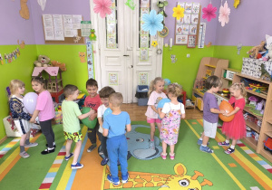 dzieci tańczą z balonami