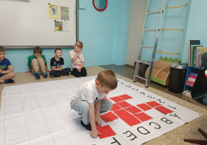 dzieci układają na planszy wg kodu