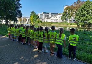 dzieci oglądają zabudowania muzeum obok parku