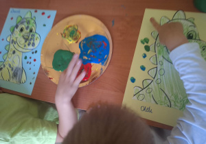 dzieci stemplują paluszkami