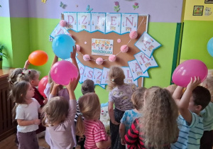 dzieci bawią się balonami