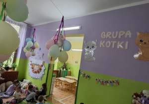 dzieci bawią się w swojej sali