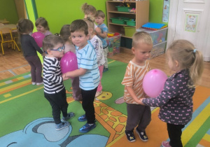 dzieci tańczą z balonami