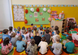dzieci przed tablicą tematycanż