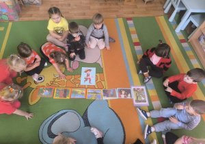 dzieci układają obrazki wg kolejności zdarzeń