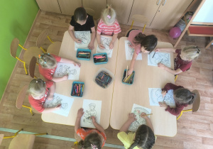 dzieci kolorują postać Szewczyka