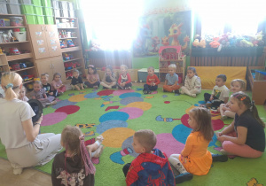 dzieci w kole poznają magiczny kapelusz