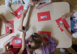 dzieci przygotowują serduszka z zapisanymi zasadami dobrych relacji