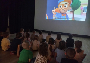 dzieci oglądają film edujacyjny o produkcji czakolady