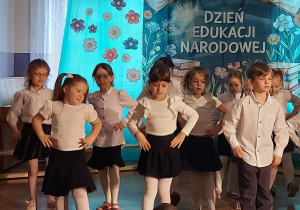 dzieci tańczą
