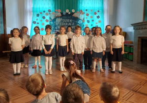grupa "Gwiazdeczek" na scenie podczas występu