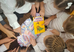 dzieci oglądają przygotowane upominki dla zebranych gości