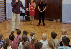 pan Witek wita dzieci na koncercie