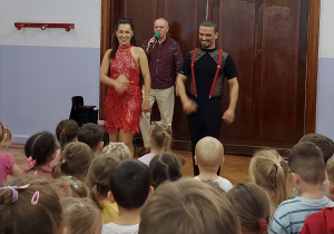 dzieci oglądają taniec Patrycji i Angela