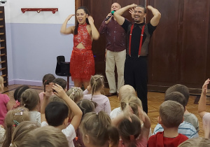 dzieci oglądają taniec - cza-czę