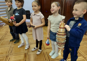 dzieci tworzą orkiestrę