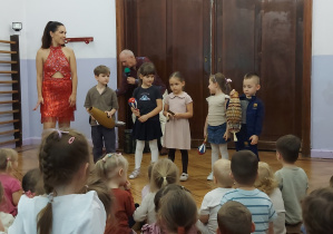dzieci grają na instrumentach