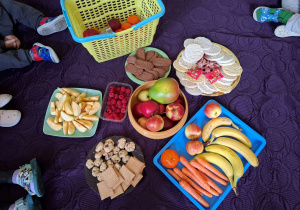 dzieci czekają na piknik