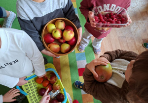dzieci prezentują zgromadzone owoce