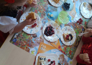 dzieci jedzą gofry