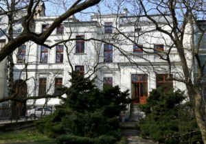 budynek przedszkola widok z ogrodu